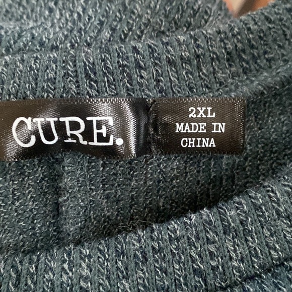 NWT Cure hi-low green sweater with wooden button detail. Size 2XL - Picture 7 of 8